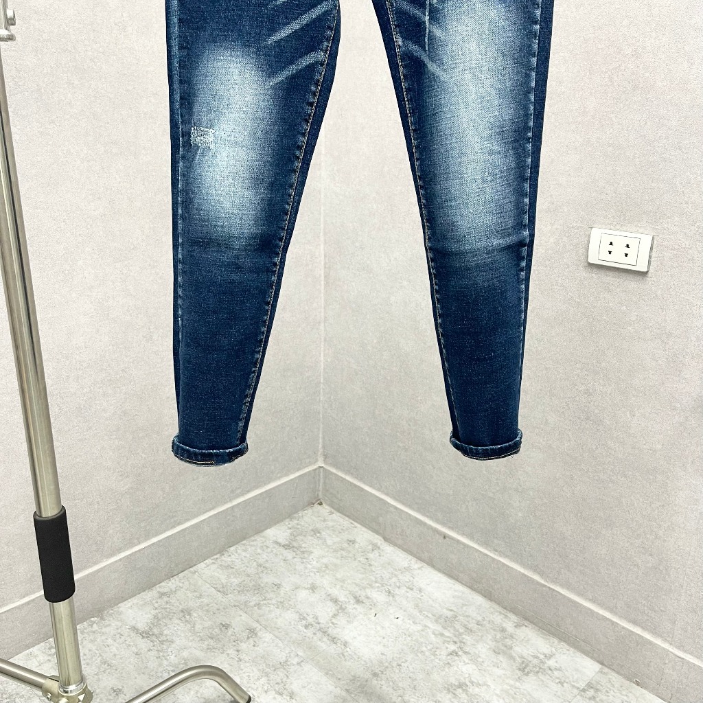 Quần jean bò nam Dsq2 xanh slimfit trơn cào xước in hình lá phong đỏ chữ ICON túi sau đơn giản QJ389P