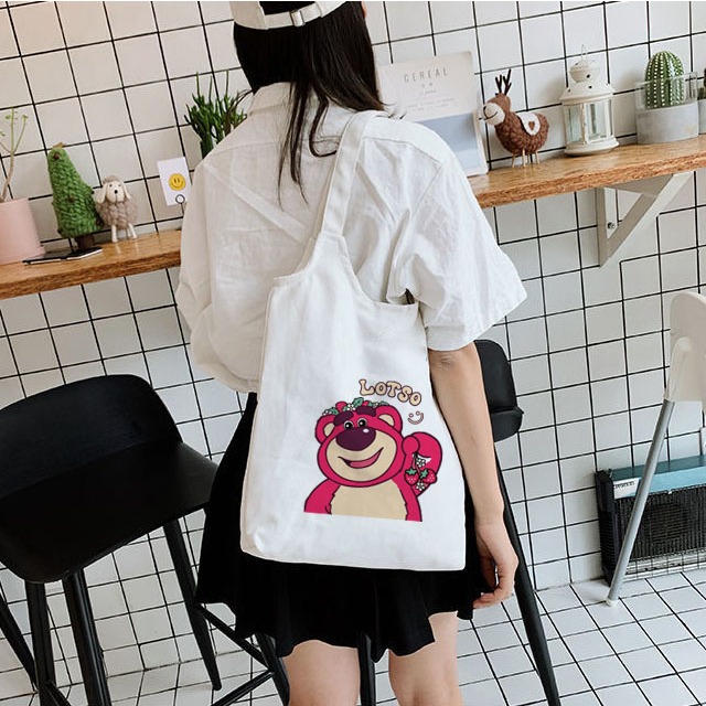Túi Tote Vải Canvas Quai Tròn Gấu Dâu Hồng Lotso Có Khóa