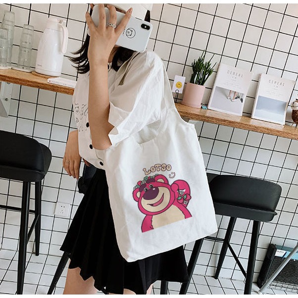 Túi Tote Vải Canvas Quai Tròn Gấu Dâu Hồng Lotso Có Khóa