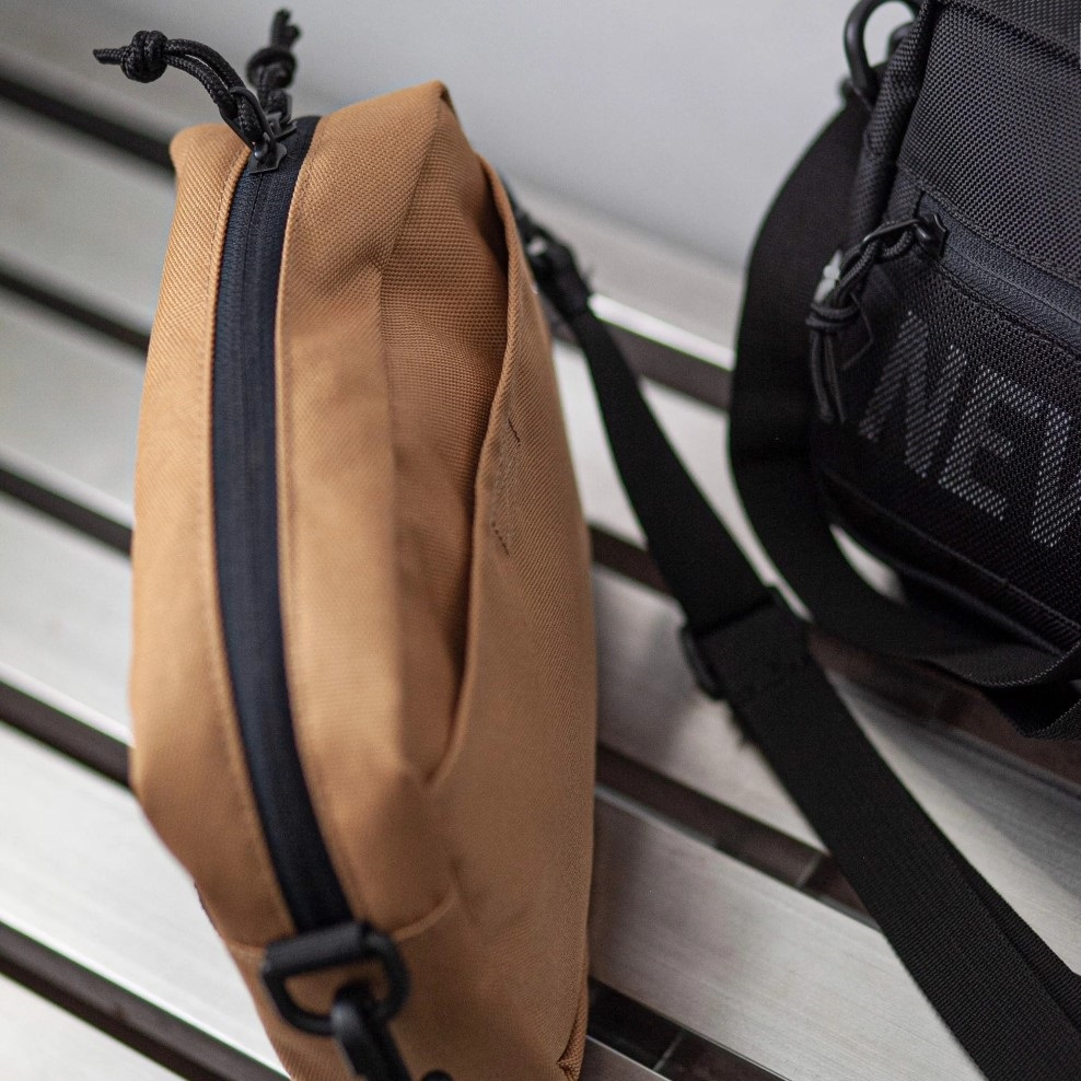 Túi đeo chéo thời trang nam nữ unisex New Era Shoulder Pouch Bag Brown xuất dư