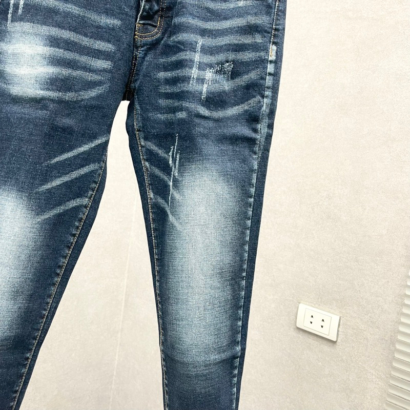 Quần jean bò nam Dsq2 xanh slimfit trơn cào xước in hình lá phong đỏ chữ ICON túi sau đơn giản QJ389P