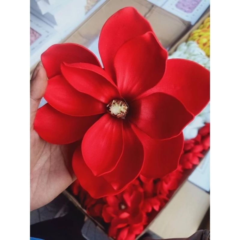 Hoa mộc lan trang trí tháp oản. bánh kẹo.đồ tết