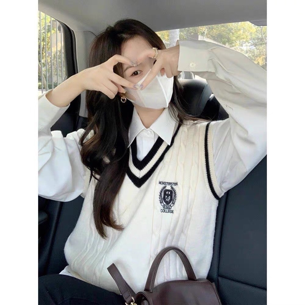 Áo Nữ, Áo Gile Len Nữ Thêu Huy Hiệu 2 Màu Siêu Xinh Hàng QCCC