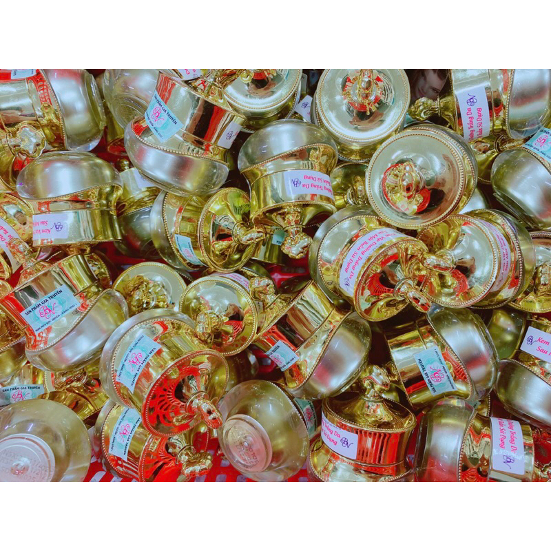 Kem dưỡng trắng se khích căng bóng