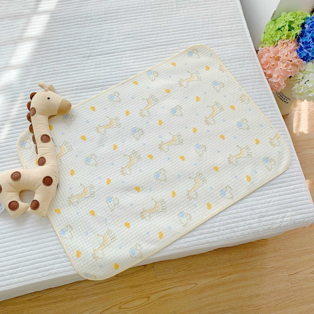 Tấm lót chống thấm cho bé sơ sinh size 50x70cm, 4 lớp mềm mại, họa tiết đáng yêu