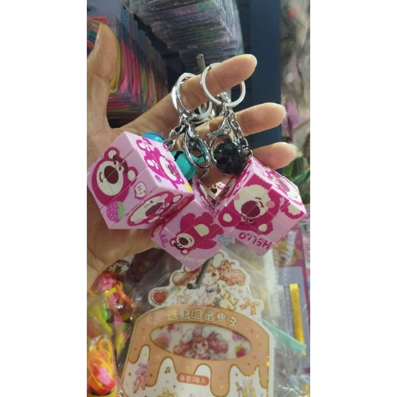 Móc khoá Rubic hình gấu dâu.