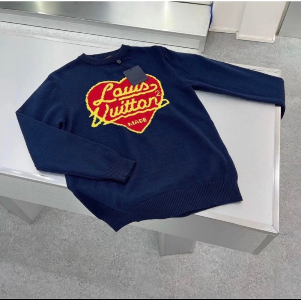 Áo Len Nam Nữ Lv Thêu Trái Tim Chất Len Không Xù Bản Đặc Biệt Hottrend 2023 - Áo Len Lv Trái Tim Hottrend 2023
