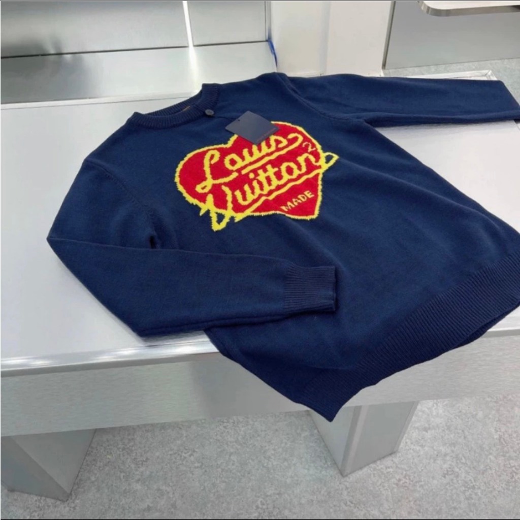Áo Len Nam Nữ Lv Thêu Trái Tim Chất Len Không Xù Bản Đặc Biệt Hottrend 2023 - Áo Len Lv Trái Tim Hottrend 2023