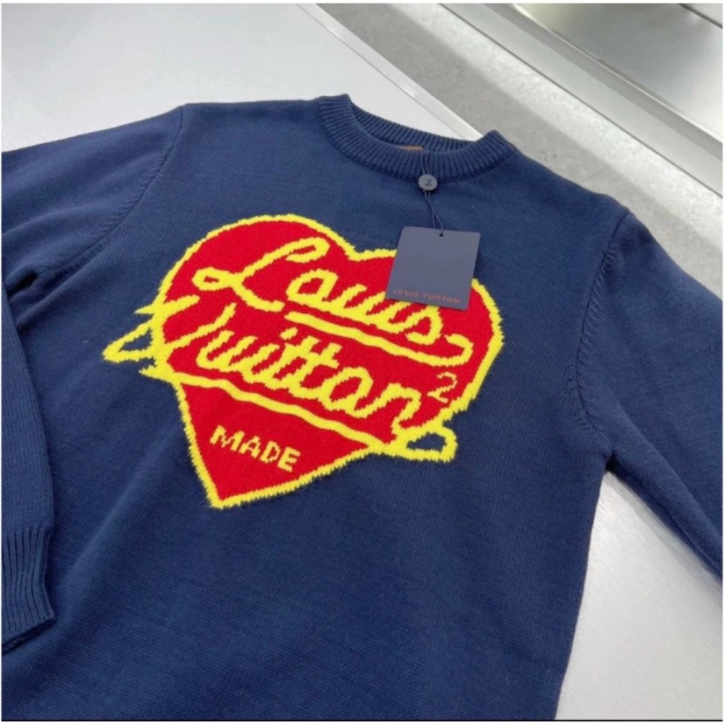 Áo Len Nam Nữ Lv Thêu Trái Tim Chất Len Không Xù Bản Đặc Biệt Hottrend 2023 - Áo Len Lv Trái Tim Hottrend 2023
