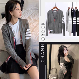 Áo khoác cardigan nam nữ Thom Browne dập 4 sọc trắng tay phối thêu vạch màu viền áo chất len dày dặn thời trang