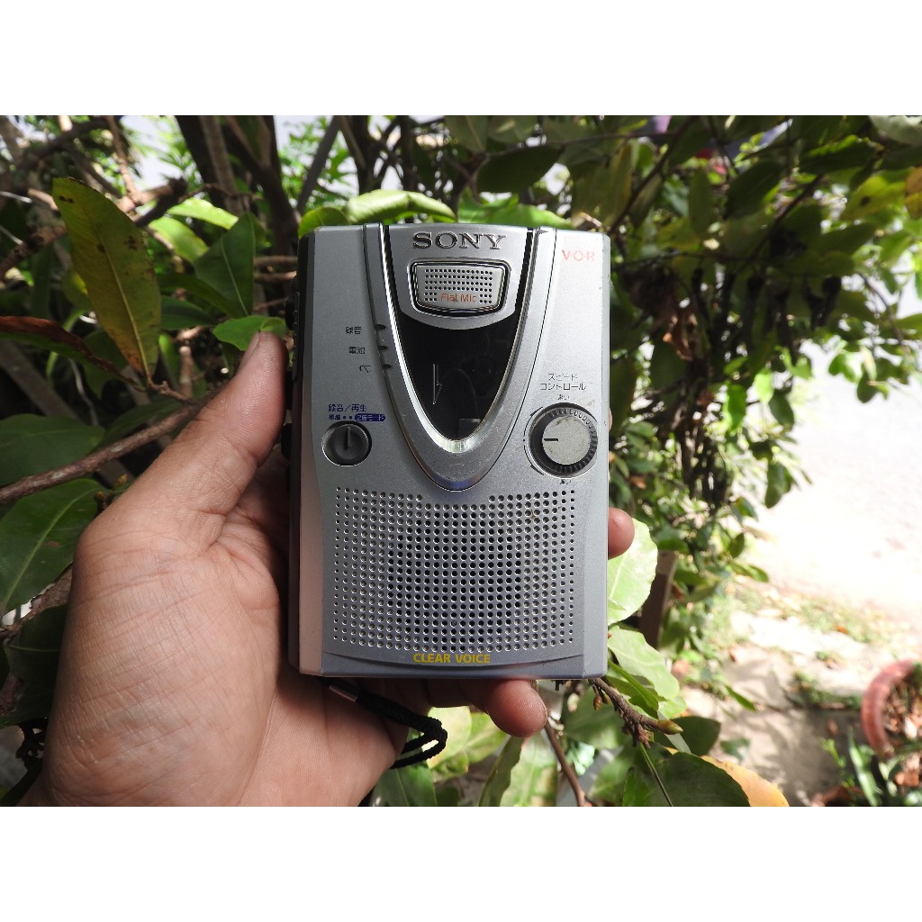 Máy nghe nhạc Cassette Sony TCM-400 có loa ngoài nghe được 2 bên của tai nghe kiểu máy đẹp