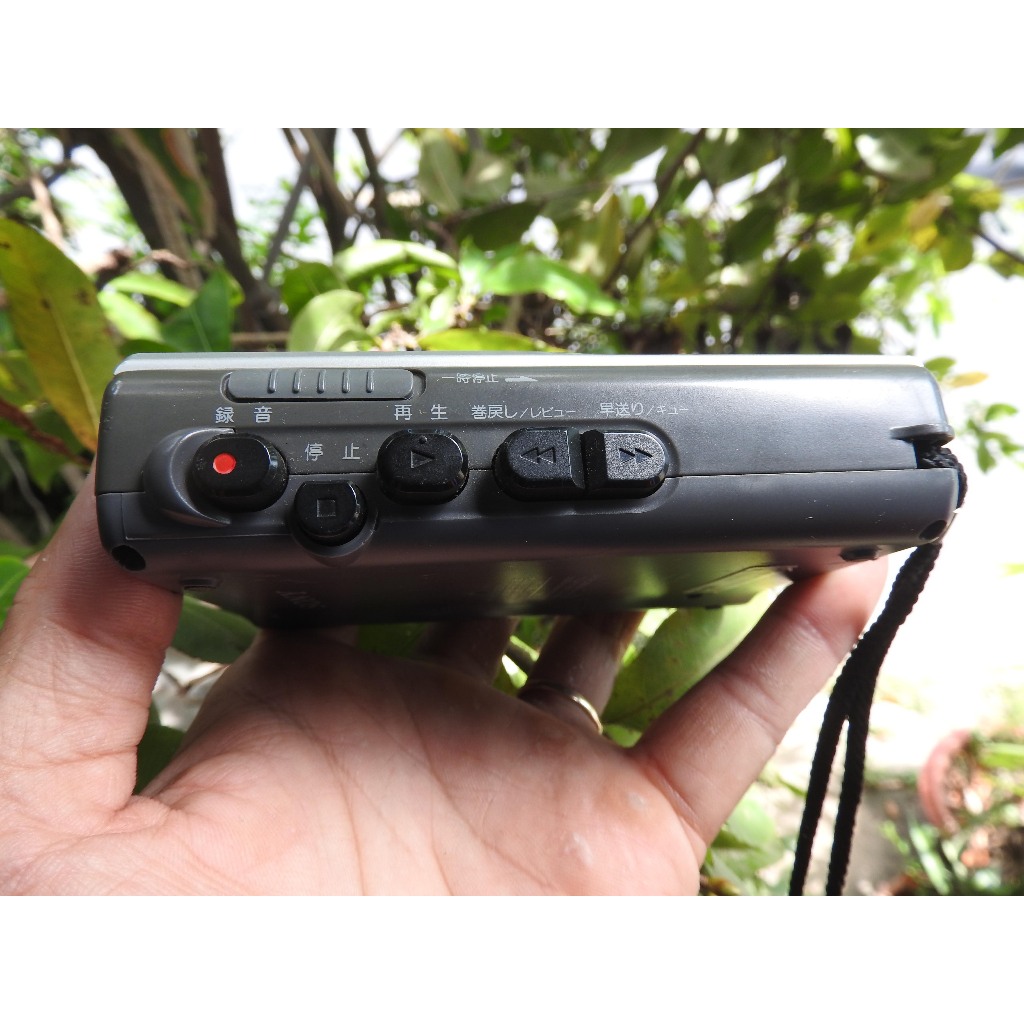 Máy nghe nhạc Cassette Sony TCM-400 có loa ngoài nghe được 2 bên của tai nghe kiểu máy đẹp