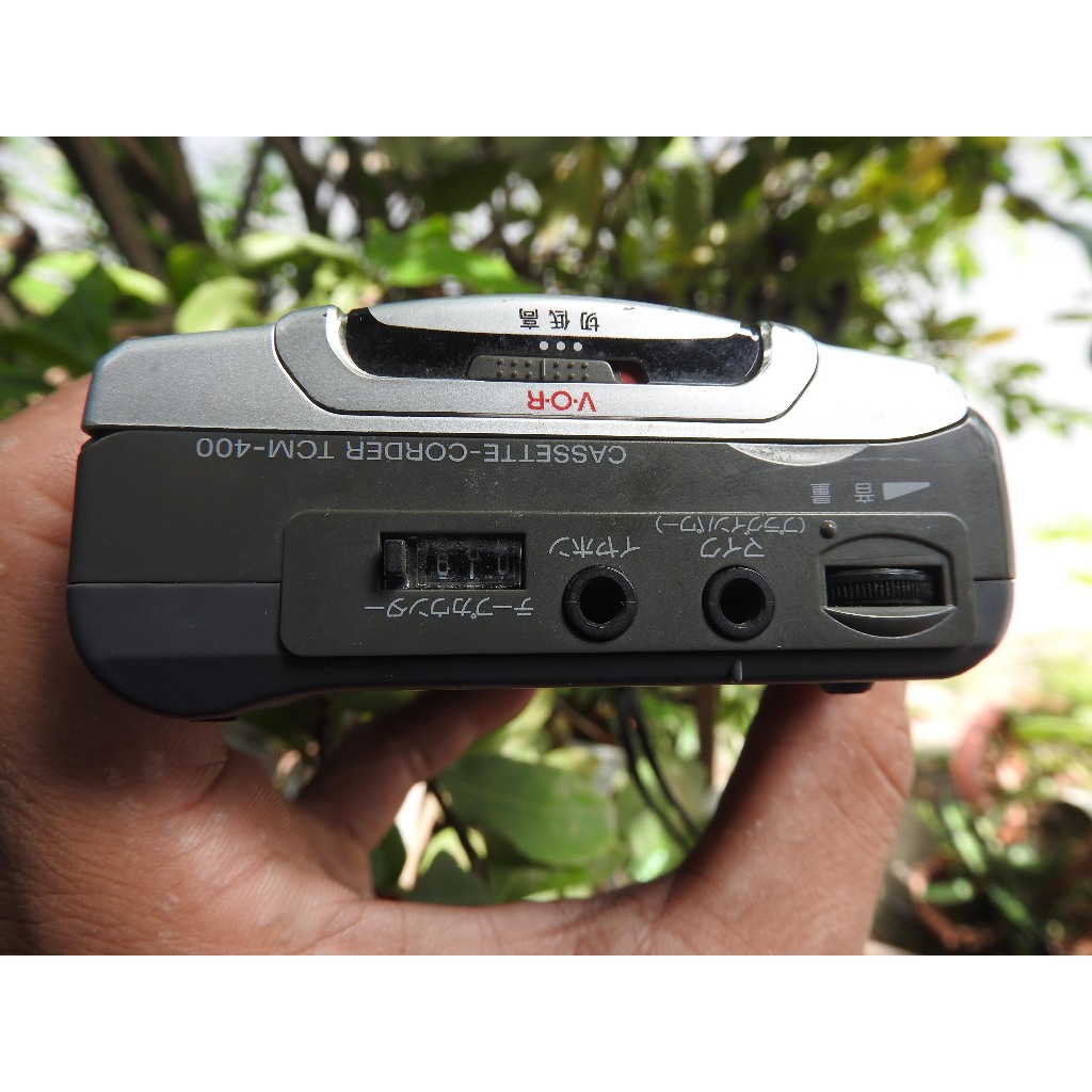 Máy nghe nhạc Cassette Sony TCM-400 có loa ngoài nghe được 2 bên của tai nghe kiểu máy đẹp