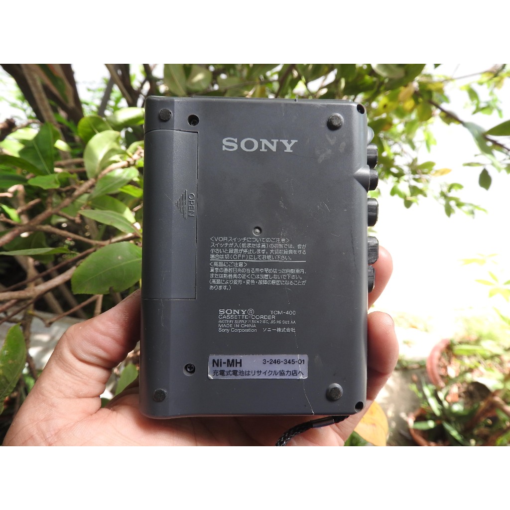 Máy nghe nhạc Cassette Sony TCM-400 có loa ngoài nghe được 2 bên của tai nghe kiểu máy đẹp