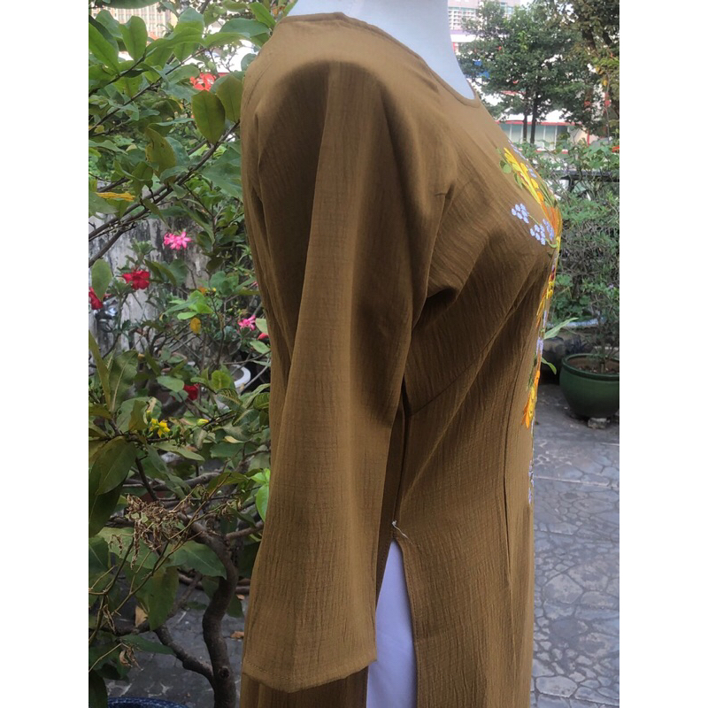 Áo dài lụa màu vàng đất thêu hoa cúc