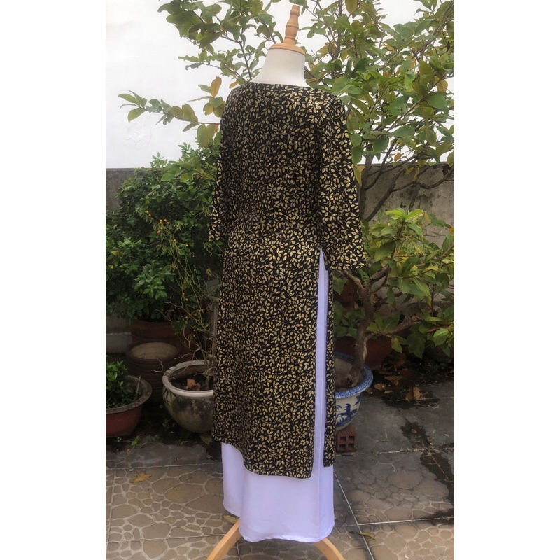 Áo dài nhung đen nhũ lá vàng