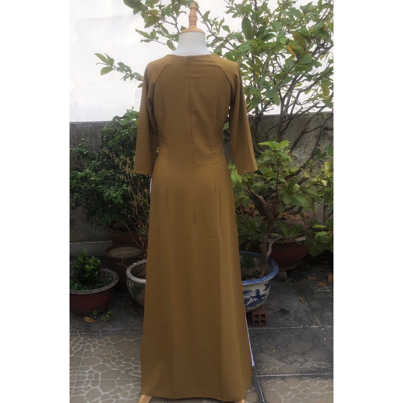 Áo dài lụa màu vàng đất thêu hoa cúc