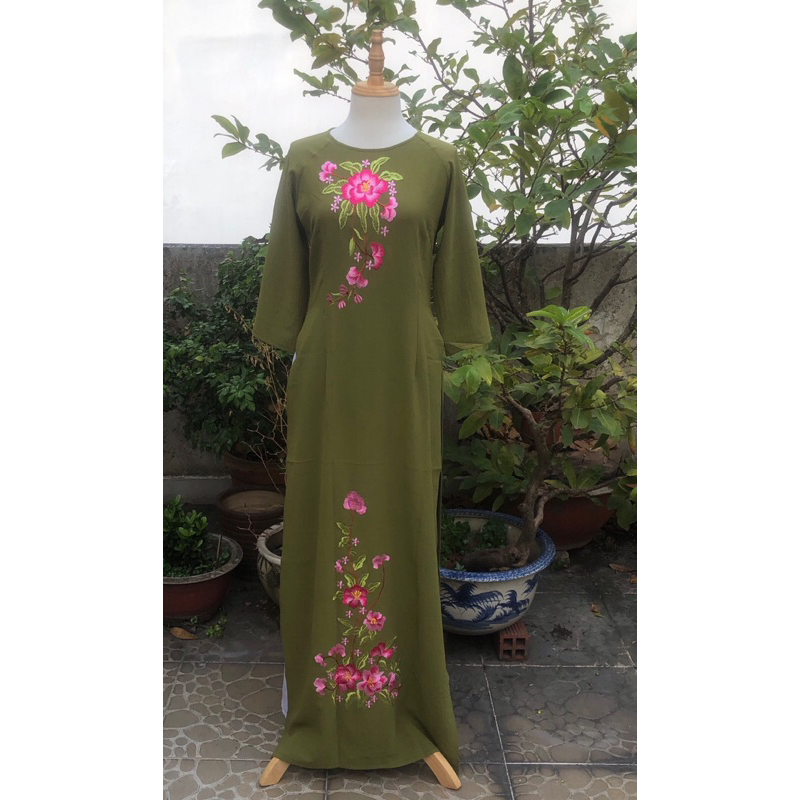 Áo dài lụa màu xanh rêu thêu hoa