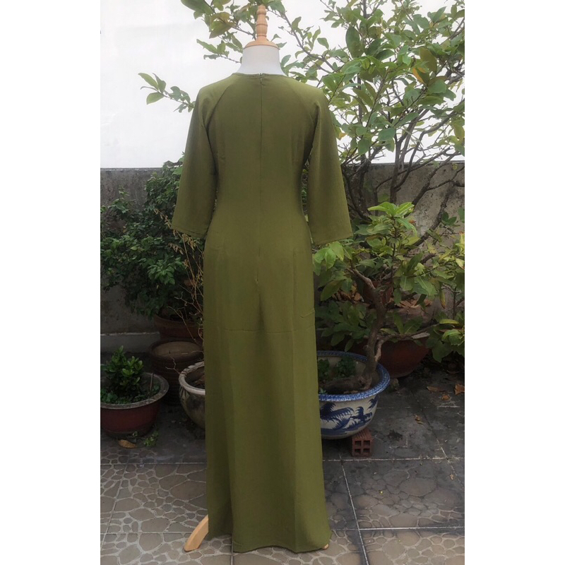 Áo dài lụa màu xanh rêu thêu hoa