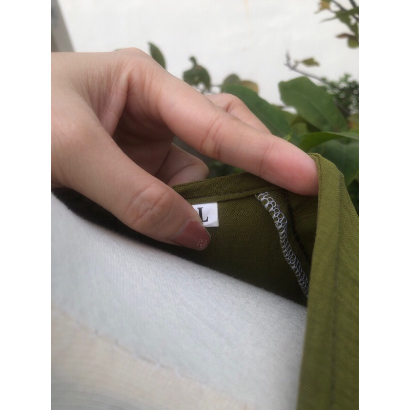 Áo dài lụa màu xanh rêu thêu hoa