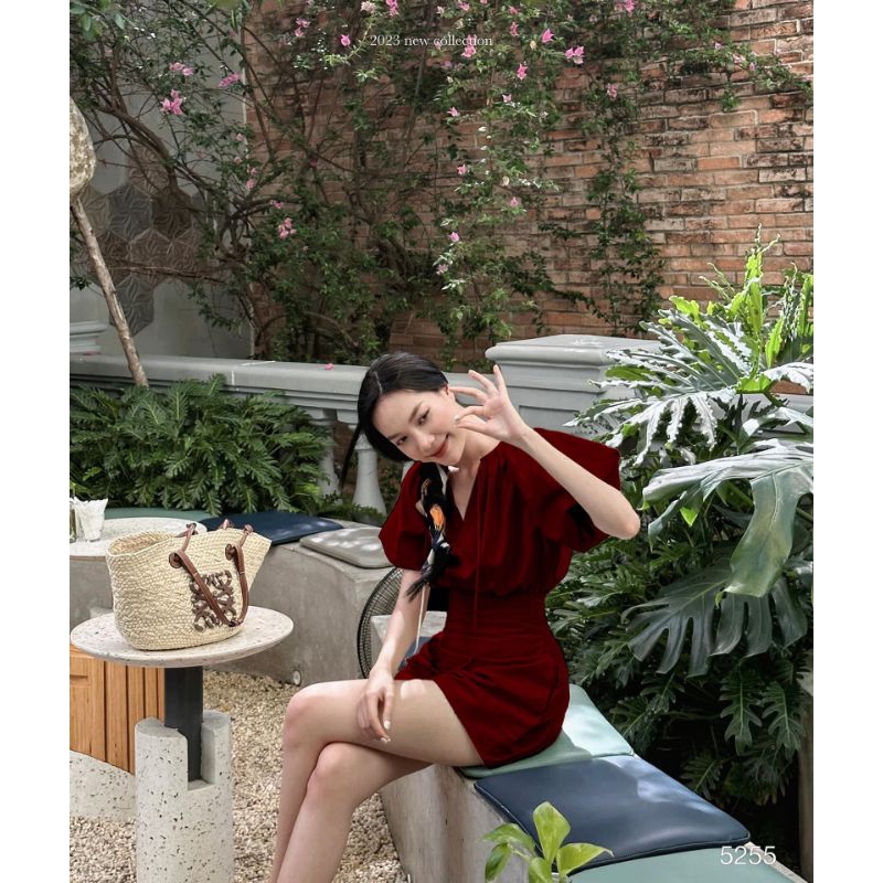 Jumpsuit xếp eo nhung đen - đỏ