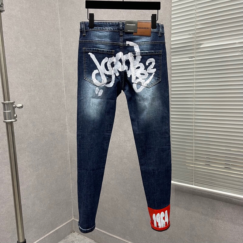 Quần jean bò nam nam slimfi DSQ2 phối hoạ tiết ống chân in đỏ dập chữ D2 và sau mông in sơn loàng ng
