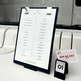 Bảng menu gỗ ador khắc logo kim loại theo yêu cầu, kẹp menu bằng gỗ, bảng gỗ menu có chân đứng