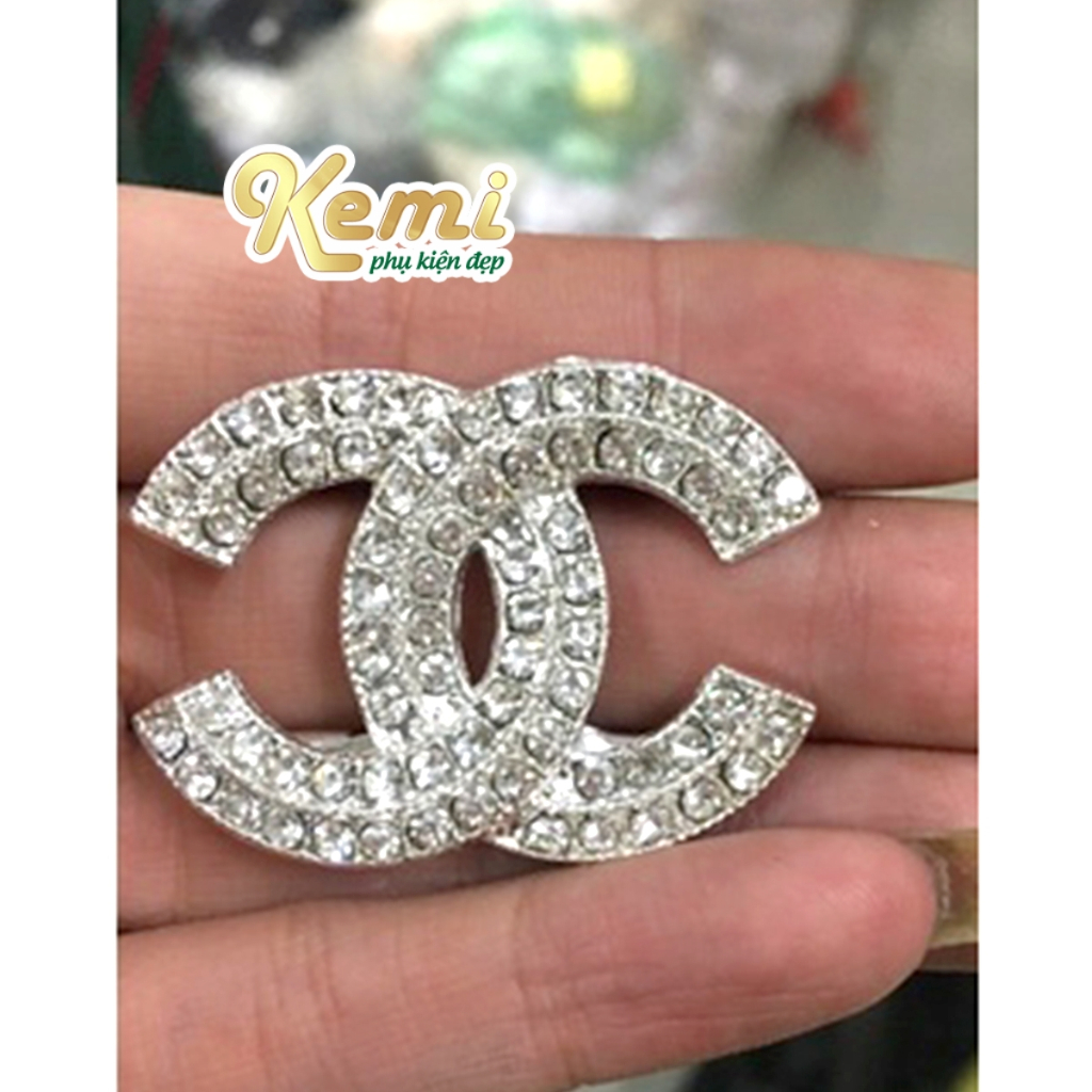 Tag cài áo chữ đính đá sáng 2 màu có sẵn ghim cài áo khoác, blazer, sơ mi, kẹp tóc, nơ...