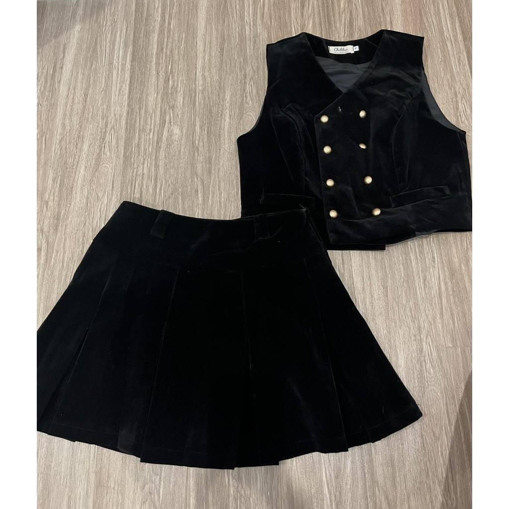 Set nhung nữ ba chi tiết Chililuu áo gile nhung và áo sơ mi tơ xám kèm chân váy nhung xếp ly cực xinh
