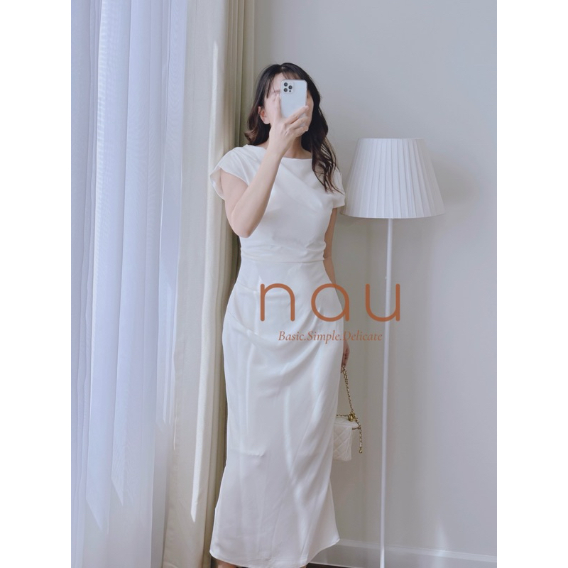 Đầm trắng lệch vai dáng dài