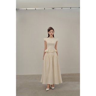 [COLIN CLOTHING] Áo nữ dáng ôm tay ngắn cầu vai đính châu tim ngực