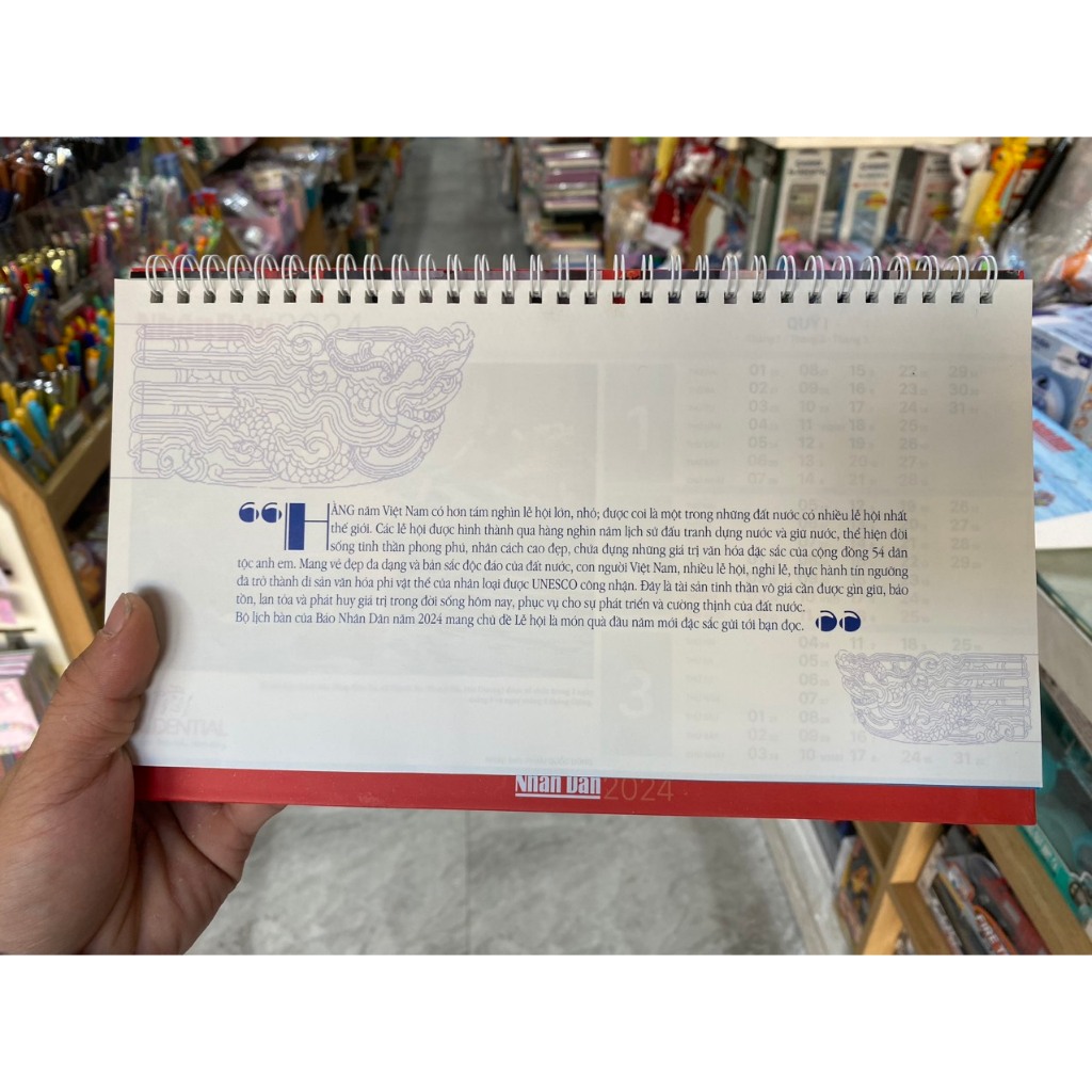Lịch để bàn Nhân Dân đế bìa cứng lò xo 2024