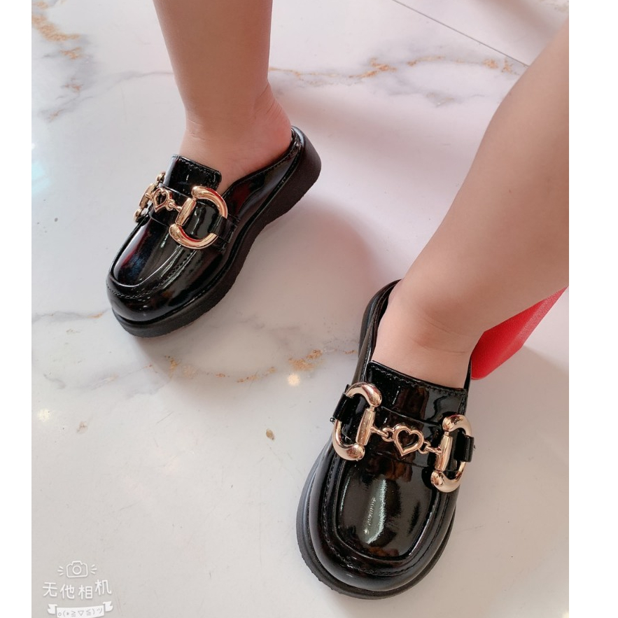 Sục thêu chữ MIO cho bé 2 màu đen kèm chất da mềm êm nhẹ đẹp