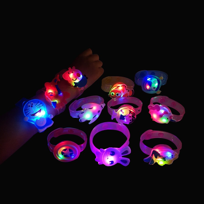 Đồng hồ phát sáng, vòng đeo tay đèn LED có nhiều hình Ông Già Noel dễ thương, thích hợp làm Quà Giáng Sinh tặng cho Bé