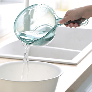 Gáo múc nước, ca nhựa múc nước trong suốt có cán cầm tiện lợi