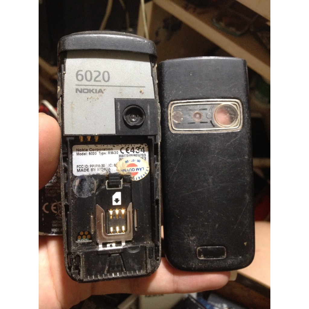 Xác NOKIA 6020 máy còn lên, màn kẻ, chưa thử sjm, ae lấy linh kiện, sửa chữa, làm gì làm, máy không bin