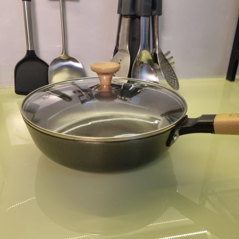Chảo gang lòng sâu 24 cm La gourmet kèm nắp kính thủy tinh cường lực
