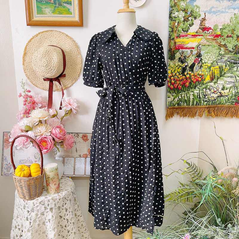 Wrap-dress đen thêu hoa trắng nhí