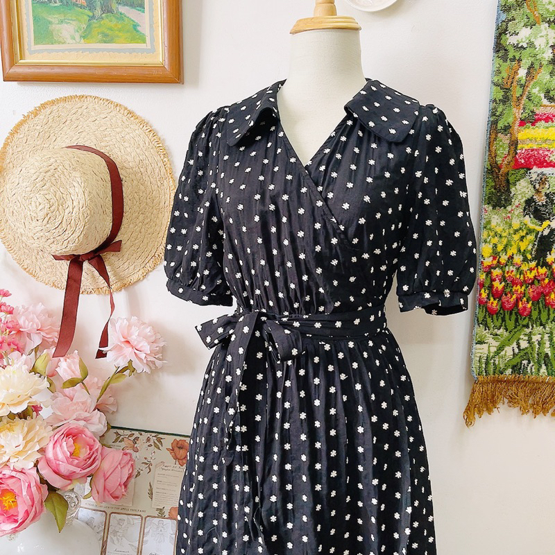 Wrap-dress đen thêu hoa trắng nhí
