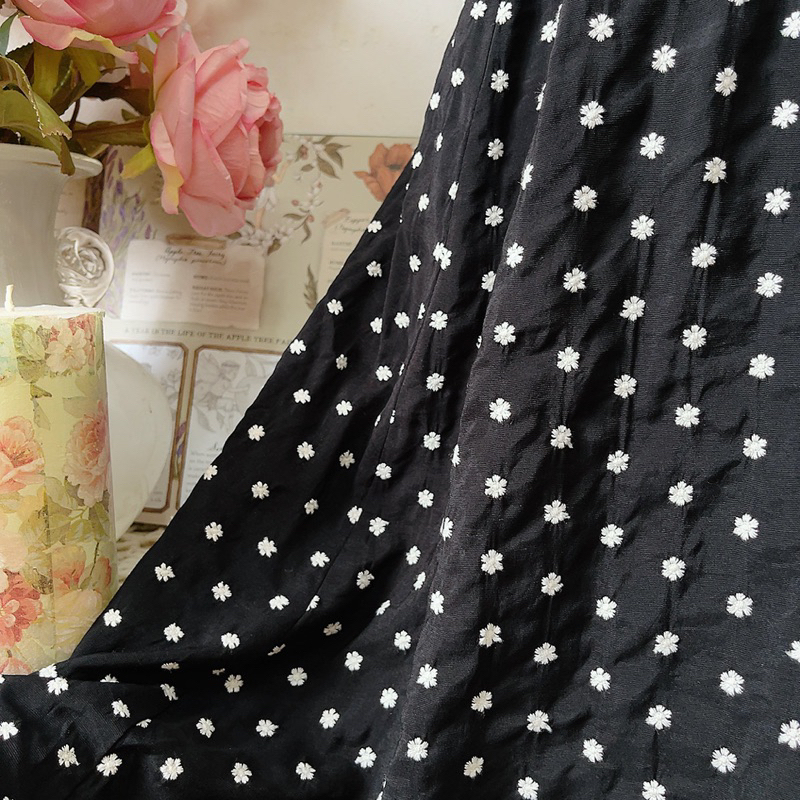 Wrap-dress đen thêu hoa trắng nhí