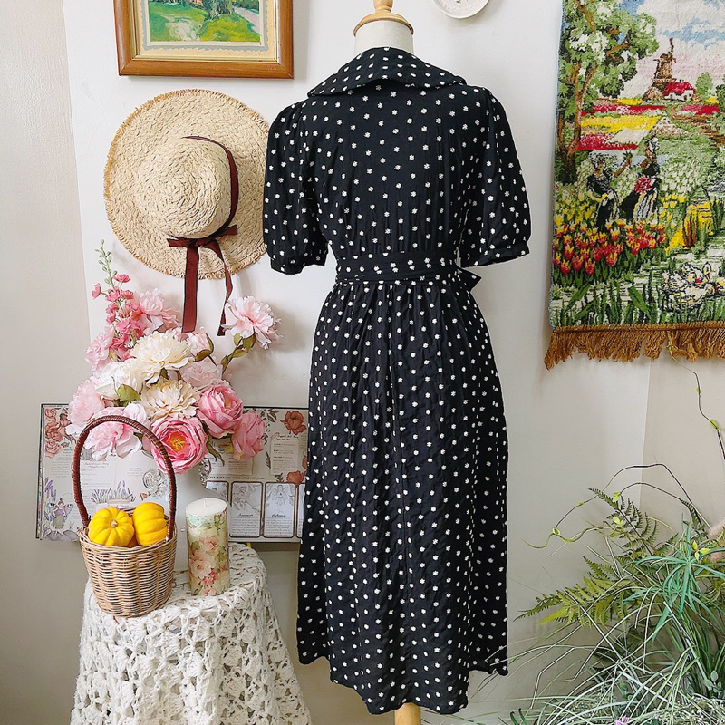 Wrap-dress đen thêu hoa trắng nhí