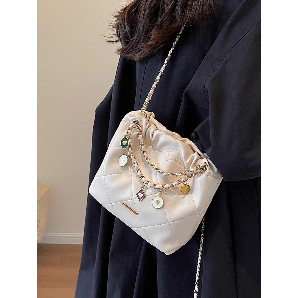 Túi Rút Kèm Charm