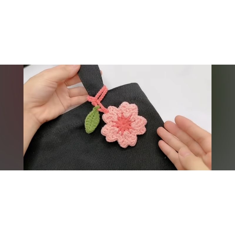 Móc khoá hoa anh đào handmade len