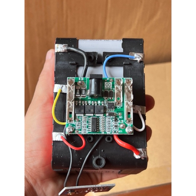 Pin đóng makita 20 cell 5s4p 18v - 21v có đèn led báo pin, pin chân phổ thông 4cm