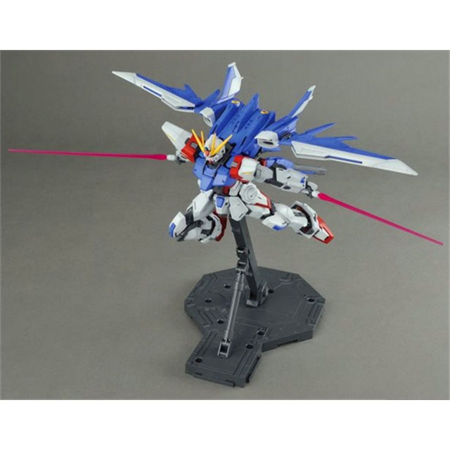 Mô hình lắp ráp Bandai Gundam Build Fighter BF MG 1/100 Build Strike Gundam Full Package