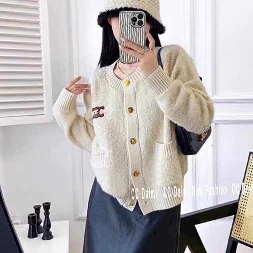 Áo Khoác Len Sp,Áo Khoác Len Nữ Chất Liệu Len Xù  Dày Dặn Logo Thêu Kiểu Dáng Sang Trọng Thanh lịch