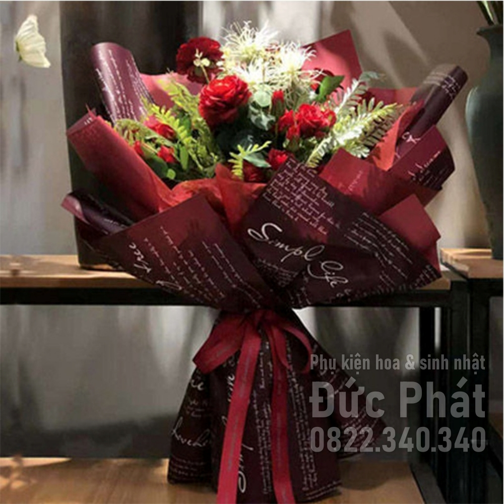 Xấp 20 tờ giấy gói hoa cao cấp 2 mặt in chữ kích thước 60 x 60cm