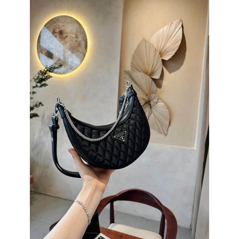 Túi kẹp nách prada dáng bầu loop vải dù ô trám sang chảnh