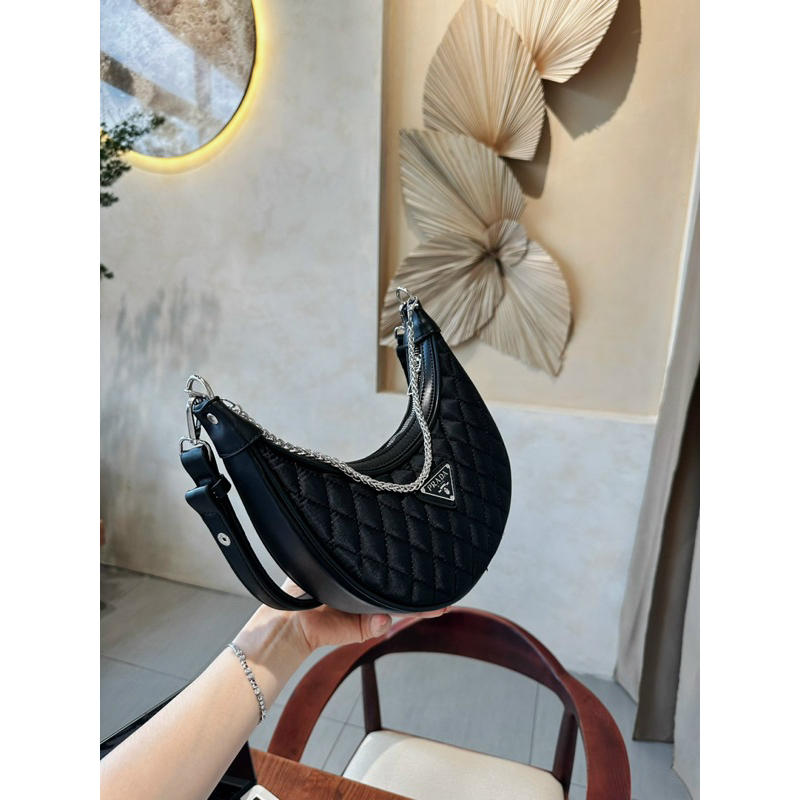 Túi kẹp nách prada dáng bầu loop vải dù ô trám sang chảnh