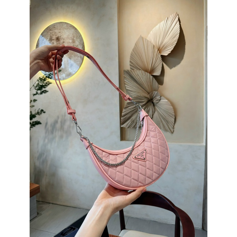 Túi kẹp nách prada dáng bầu loop vải dù ô trám sang chảnh